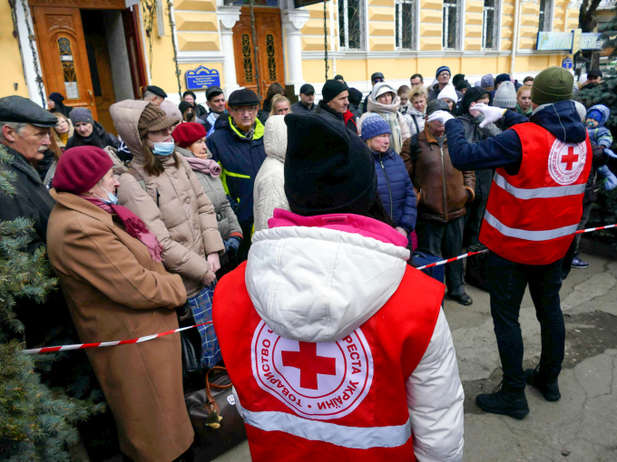 Frivillige frå Raudekrossen i Ukraina hjelper til med evakueringa av sivile frå den ukrainske byen Odesa. Foto: Igor Tkachenko / REUTERS / NTB